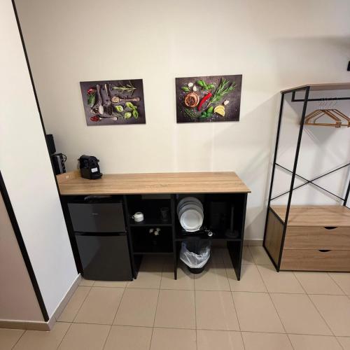 a computer desk in a room with a shelf at Residencia Porta Nova in Ferrol