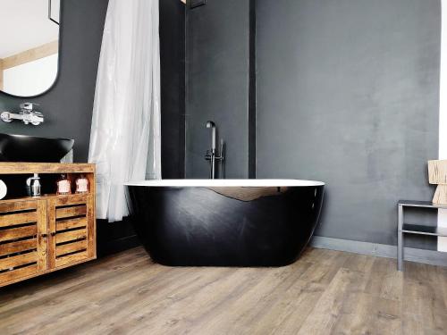 a black bath tub sitting in a bathroom at Weekendowo Miejsce i Czas Agroturystyka in Wyszogród