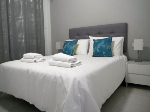 La HoradadaにあるApartment Playa Elisa MP005の白いベッド(青い枕、タオル付)