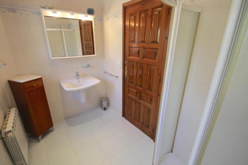 ミアミ・プラトーヤにあるARENDA Pino Alto Villa Sulaのバスルーム(洗面台、トイレ、ドア付)