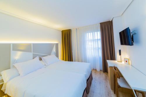 A bed or beds in a room at Hospedium Hotel Cañitas Maite Gastronómico