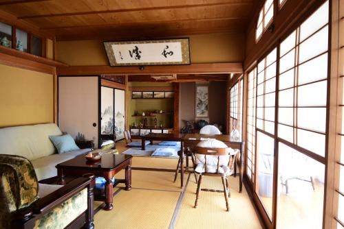 ein Wohnzimmer mit Sofa und Tisch in der Unterkunft Otowa音和 in Kijimadaira