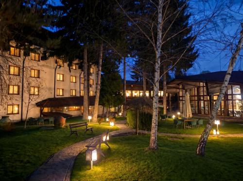 ein Blick auf das Hotel bei Nacht in der Unterkunft Hotel Pirin SKI & SPA in Bansko