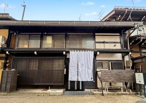 Traditional housewalk to stationnear dining