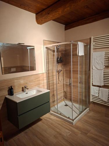 a bathroom with a glass shower and a sink at Reinero Terrazza in Marmora