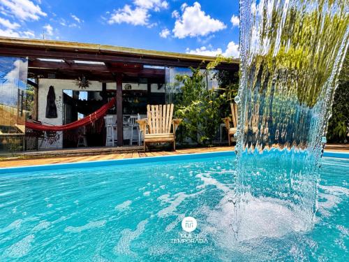 a water fountain in the middle of a swimming pool at Pousada Ondas da Grande - Penha/SC in Penha