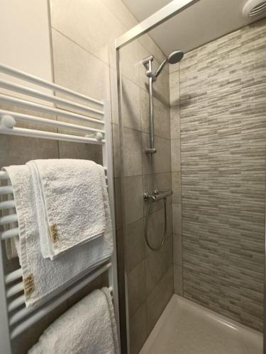 a bathroom with a shower with white towels at Holiday week-end mercurey in Mercurey