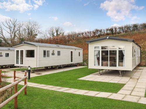 a row of mobile homes in a yard at Birch 2 - Ukc8215 in Pendine