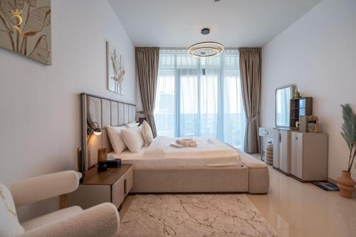 a bedroom with a large bed and a couch at Pearl 1BR Al Reem - Serene Luxe Escape in Abu Dhabi