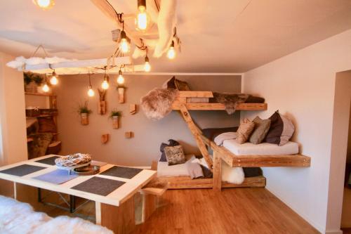 Zimmer mit einem Hochbett, einem Schreibtisch und einem Tisch in der Unterkunft Urlaub in Bad Wörishofen - Wohlfühlferienwohnung in Bad Wörishofen