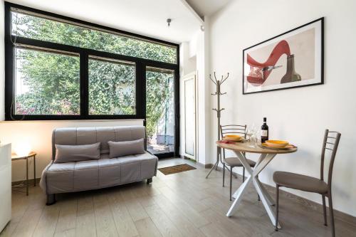 5 min walk to M1 metro - Private Suite - CityLife