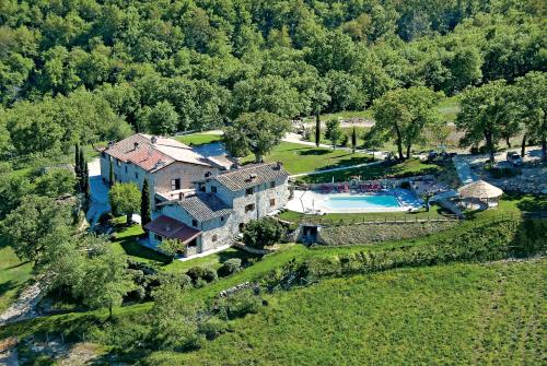 una vista aérea de una casa con piscina en La Vecchia Quercia en Poppi