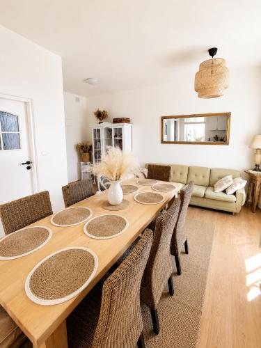 ein Esszimmer mit einem Holztisch und Stühlen in der Unterkunft Sentane in Swiętajno