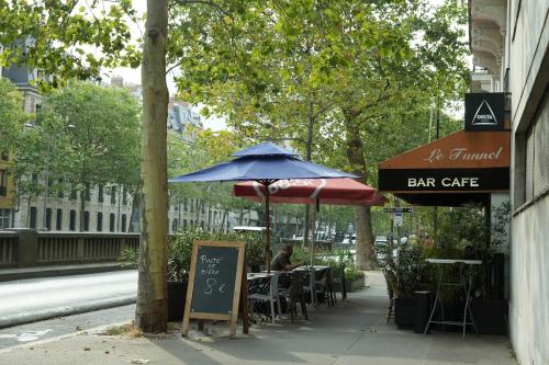 Exelemans Apart Near Eiffel Tower Seine River