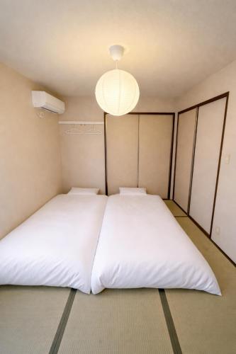 ーKANEMOTO STANDー岡山駅から3駅9分 ベッドルーム3部屋 最大6人ペット可能1室貸切 駐車場無料 キッチン 洗濯用品完備 長期滞在可能 長期割引ありo繁華街や岡山城まで車で15分 近隣にレストランも多く生活に便利