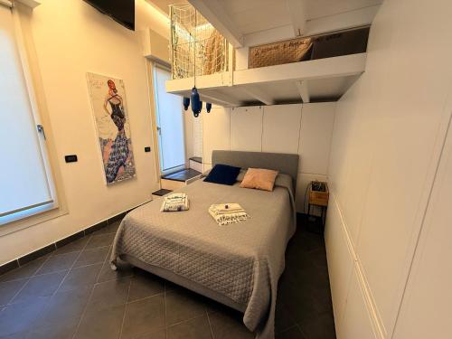 ein Schlafzimmer mit einem Bett in einem kleinen Zimmer in der Unterkunft Venicedire in Venedig