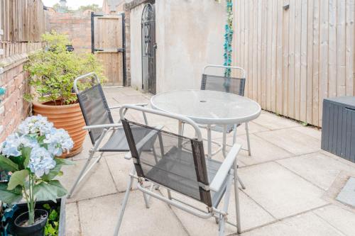 Charming Victorian Terrace near City with Free Parking photo 27