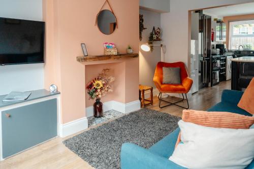 Charming Victorian Terrace near City with Free Parking photo 6