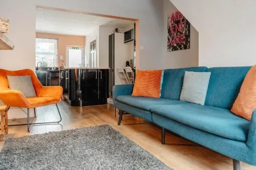 Charming Victorian Terrace near City with Free Parking photo 1