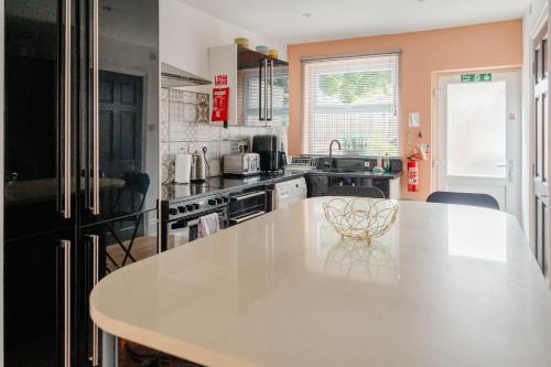 Charming Victorian Terrace near City with Free Parking photo 12