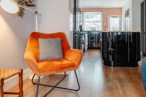 Charming Victorian Terrace near City with Free Parking photo 11