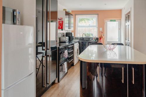 Charming Victorian Terrace near City with Free Parking photo 3