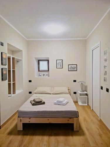 a white bedroom with a bed in a room at La Giara in Spoleto