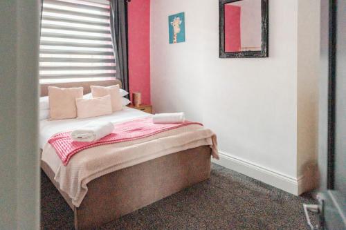Charming Victorian Terrace near City with Free Parking photo 15