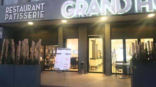 Certificado, premio, señal o documento que está expuesto en Grand Hotel Central Conakry