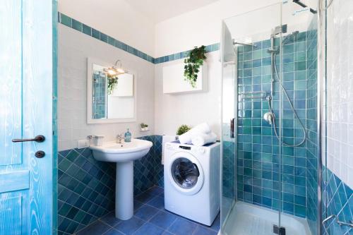 a bathroom with a washing machine and a sink at Domu Margarida in Chia