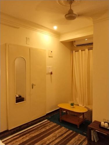 a room with a table and a mirror and a table at Mahadev Bhavan in Chittaurgarh