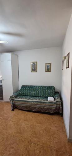 a room with a couch in the corner of a room at Civico 22 Guest House in Pellaro