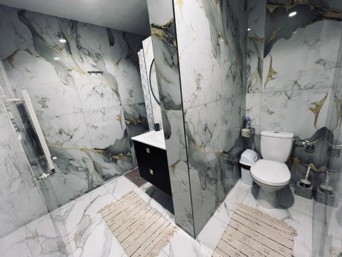 ein Badezimmer mit Dusche, Toilette und Waschbecken in der Unterkunft У Палыча in Cahul