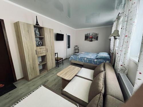 ein Wohnzimmer mit Sofa und Bett in der Unterkunft У Палыча in Cahul