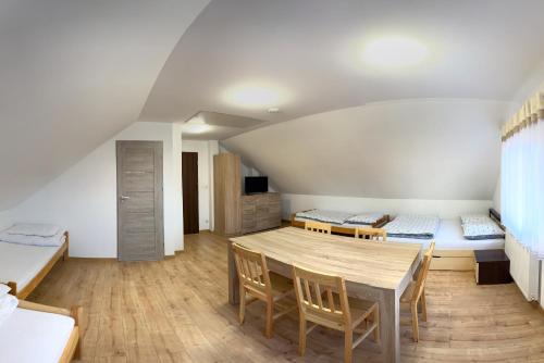 a room with a table and chairs and beds at Agroturystyka u Aleksa in Krajno-Zagórze