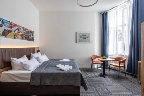 a hotel room with a bed and a table at Hotel Bregenz in Berlin