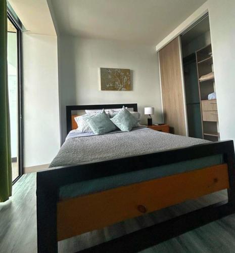 a bedroom with a large bed in a room at Apartamento Moderno Cosmopolitan Tower in San José