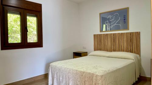 a small bedroom with a bed and a window at Golondrinas Verdes in Huelva