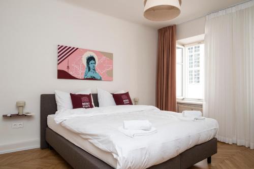 a bedroom with a large white bed in it at Miki Stays - 700m zum Ring in Vienna