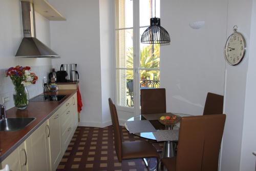 une cuisine avec une table et une salle à manger dans l'établissement Le Pavillon113, à Cannes