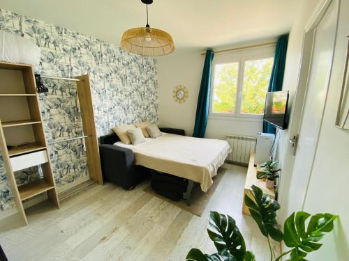 a small room with a bed and a window at Studio centre ville in Concarneau