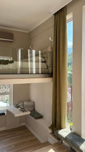 ein Schlafzimmer mit einem Bett und einem Fenster in der Unterkunft The pause in Delvinë