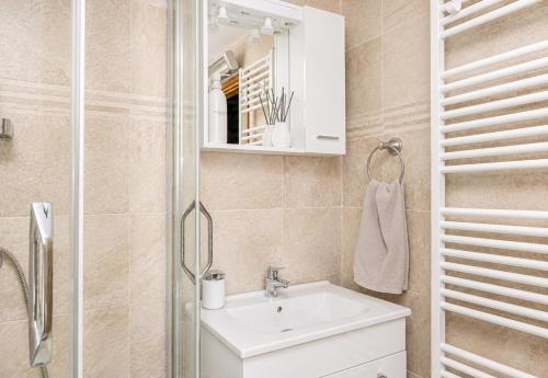 a bathroom with a sink and a shower at Kuća za odmor Cozy Bear Cabin in Brestova Draga