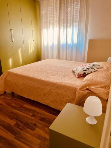 a small bedroom with a bed and a table at A casa di Rita in Udine