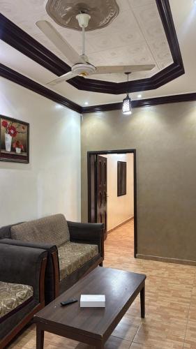 a living room with a couch and a coffee table at الشامخة لشقق المخدومة 2 in Sharurah