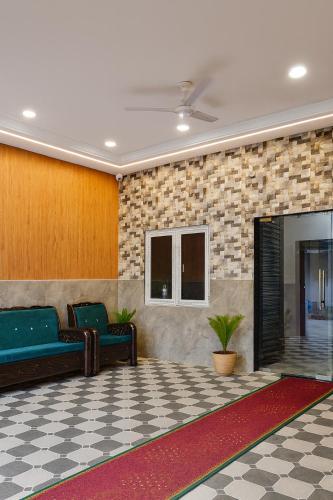 a lobby with two green benches and a fireplace at Hotel Grand RK Residency Rukmani Vihaar - #PremManir #Chaar Dham #Parking #Affordable Stay in Vrindāvan