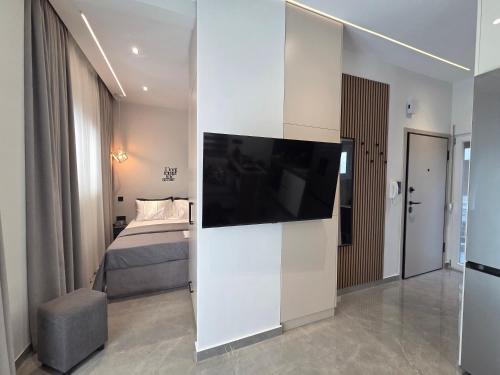 TT Luxury Homes I Helios - Sunny Studio with Yard in Kalamaria