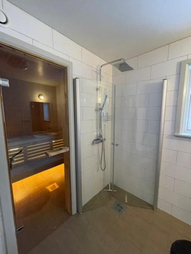 a bathroom with a shower and a sink at Järvsöbranten 7 med 10 sovplatser och vedeldad badtunna, 400 m från lift in Järvsö