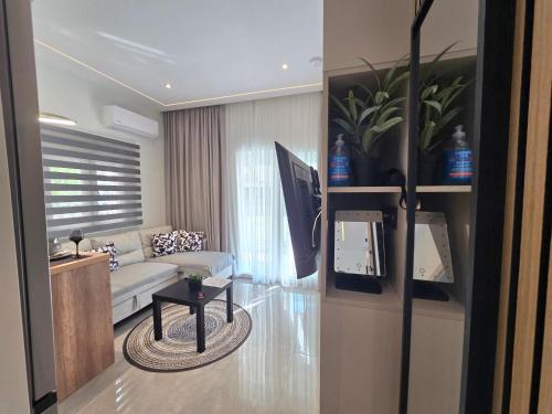 TT Luxury Homes I Helios - Sunny Studio with Yard in Kalamaria