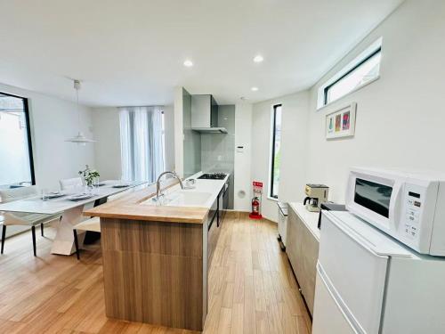 130sqm Luxury Shibuya Private Home 3 Bedrooms ACs 2 Toilets 2 Free Parking 5min to Shinjuku Terrace and Hot Tub
